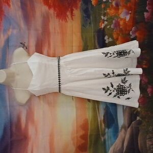 Juniors' Vintage Style White Dress w/ Embroidery Work Size 9 GUC